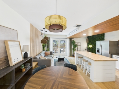 Dining for four under a statement light fixture—perfect for long conversations over wine.