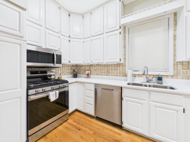 Bright, functional, and made for lively cooking sessions.