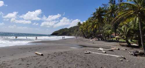 Plage au sable noir en Guadeloupe
