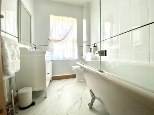 Candy Cottage bathroom