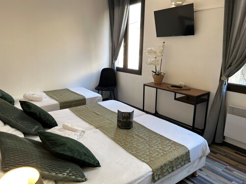 Triple-Confort-Salle de bain privée séparée-Vue ville-chambre triple 2 - Tarif de base