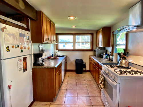Full kitchen with all you need to cook 