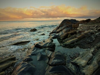 Actividades y Experiencias - a walk on the coastal path near Bloody Bridge 10 mins drive away 