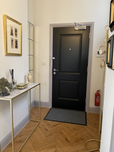 entrance hallway to apartment