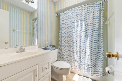 Bathroom connected to Bedroom 2