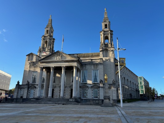 Stylish 2-Bed 2-Bath Apartment in Newly Renovated Victorian Building – Prime Leeds City Centre near Station