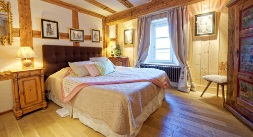 The beautiful bedroom of the apartment Fox & Grapes *****.