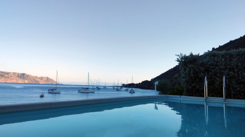 ...durante un momento di relax in piscina