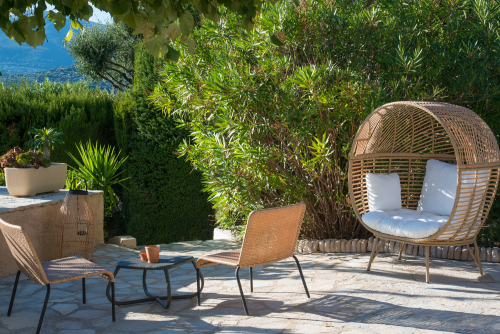 Bastide les 3 portes Sur la terrasse sous le tilleul