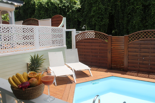 Piscine, douche, transats