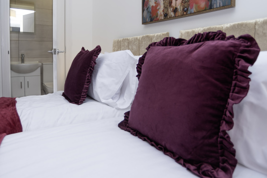 Flexible zip-and-link king bed with private ensuite