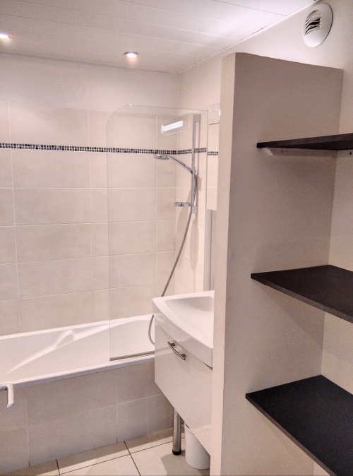 rangements dans la salle de bain