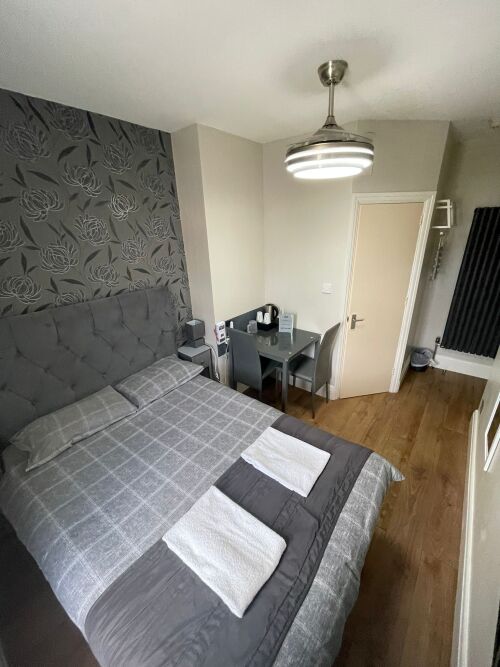 Double room-Standard-Ensuite with Shower-(small room) - Base Rate