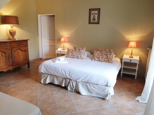 Chambre RDC avec lit double ou deux lits + 1 lit simple 