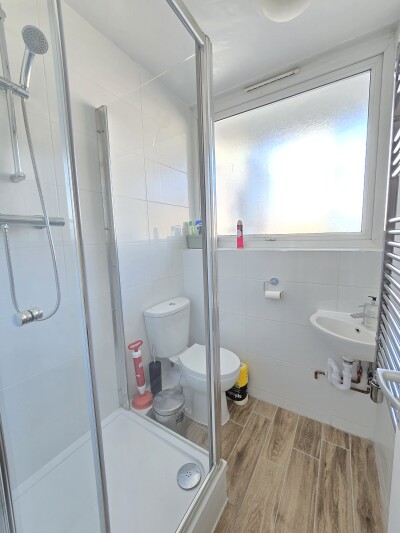 Shared Bathroom Room 5