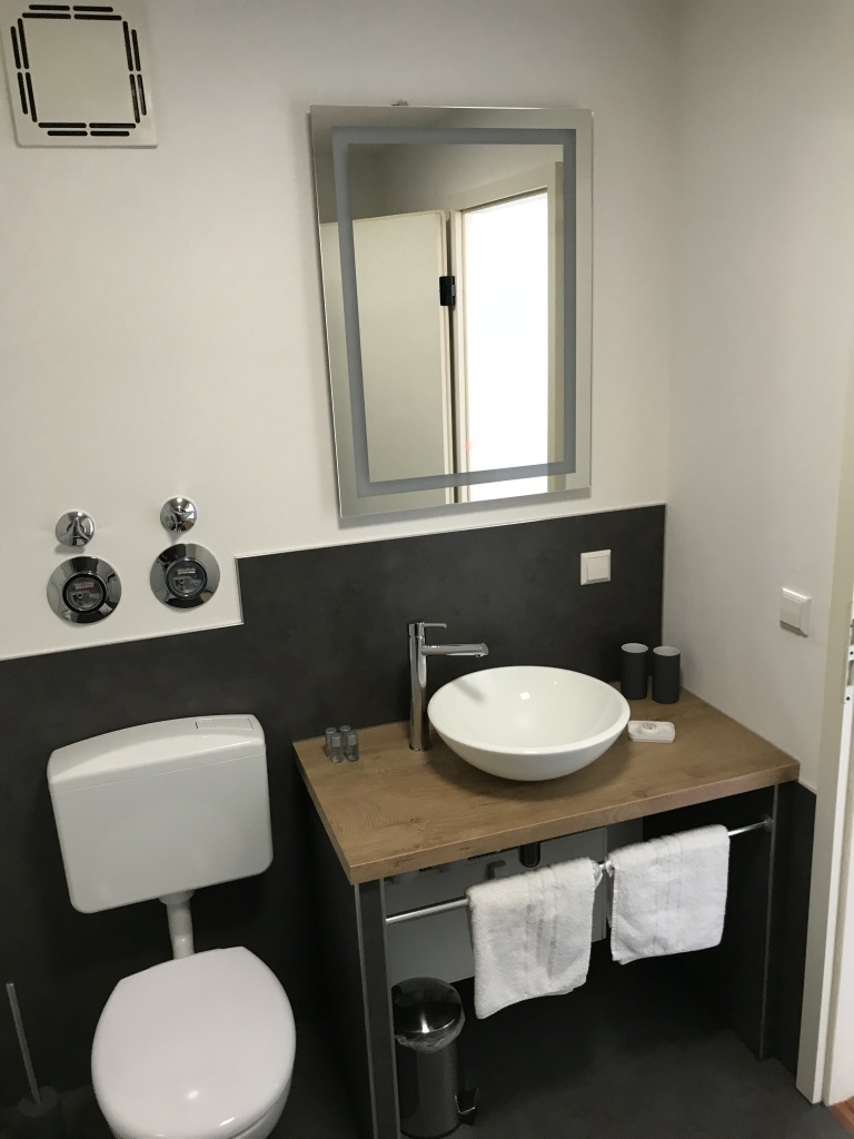 Badezimmer mit Waschtisch