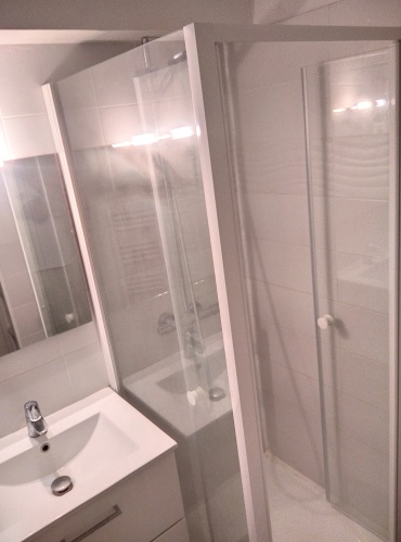 douche dans la salle d'eau