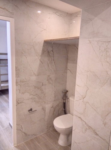 toilettes dans la salle de bain