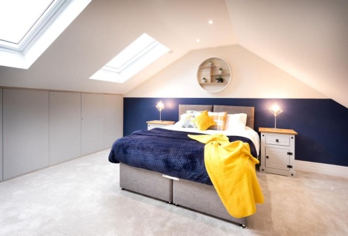 Grayson Court by Deardon Properties - Main bedroom with double bed