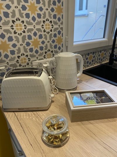 bouilloire et grille pain, thé, café et friandises de bienvenue