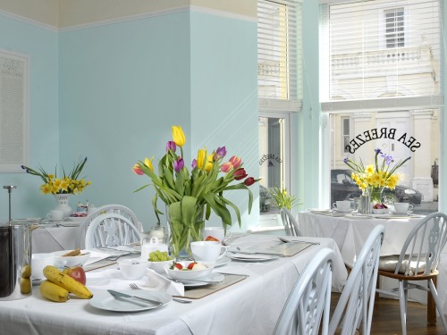 Fresh clean and bright dining room to enjoy a delicious breakfast