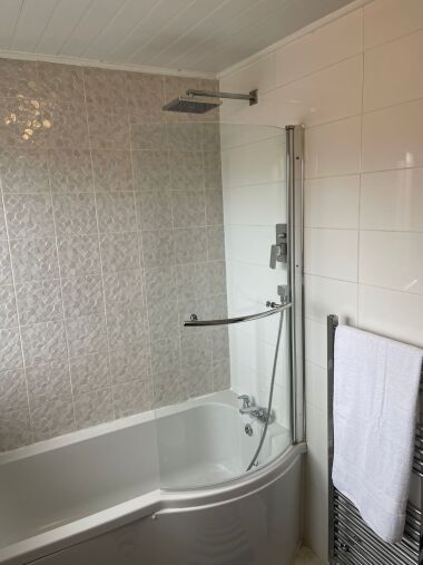 Spacious bathroom with sink, toilet, bath and overhead shower