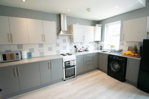 Ideal Lodgings in Bury - Fully-equipped kitchen 