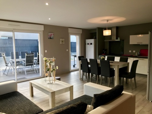 SAlon , salle à manger avec table pouvant recevoir 8 personnes