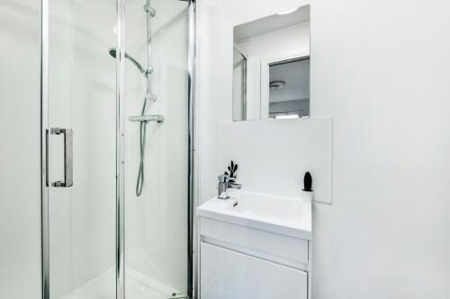 ROOM 2 BATHROOM
