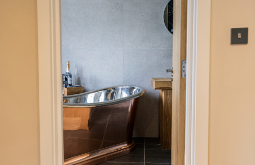 King-Ensuite- Shower & Copper Bath 