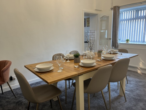 Extendable dining table to comfortably seat 6