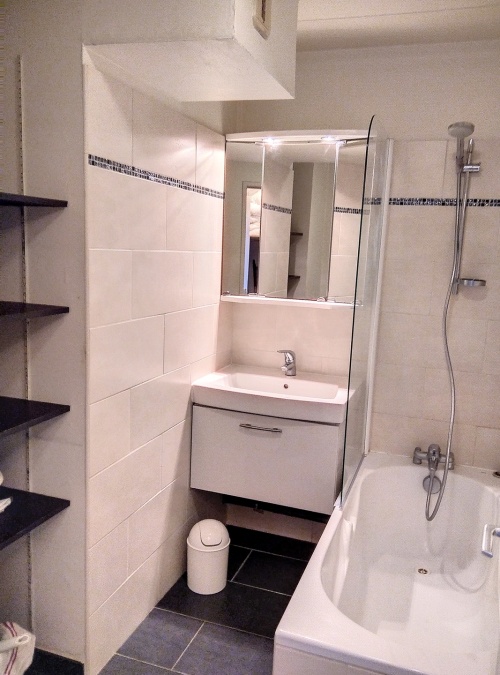 baignoire et rangements dans la salle de bain