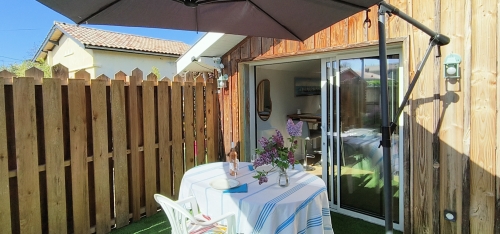 Agréable terrasse sans vis à vis (parasol, transat, table, salon de jardin)