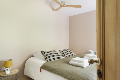 Chambre 2 avec un ventilateur au plafond et un lit double en 160 cm