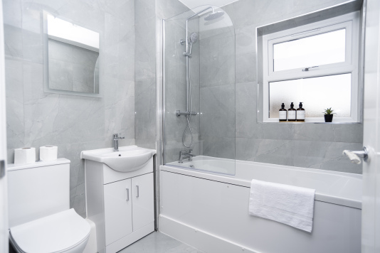 Master bathroom stocked with complimentary shampoo, conditioner, shower gel and fresh towels — everything you need for a clean, comfortable and stress-free stay.