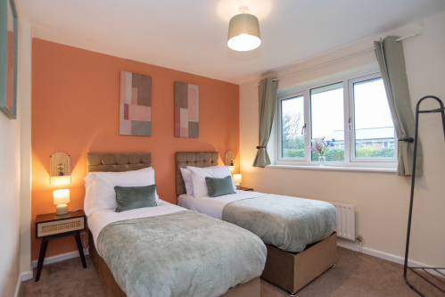 A bright, calm and welcoming double bedroom with a zip-link king-size bed that can be split into singles, making it ideal for contractor stays and weekend guests alike.