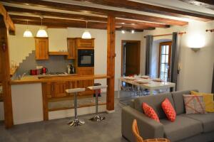 Vue sur cuisine et salon