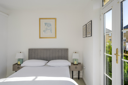 Warm and welcoming, this bedroom features a sumptuous double bed and a contemporary finish that creates an instant sense of relaxation. Ideal for guests looking for a quiet, restful space.