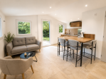Salon cosy, cuisine équipée et ambiance chaleureuse : tout est réuni pour un séjour confortable et reposant.