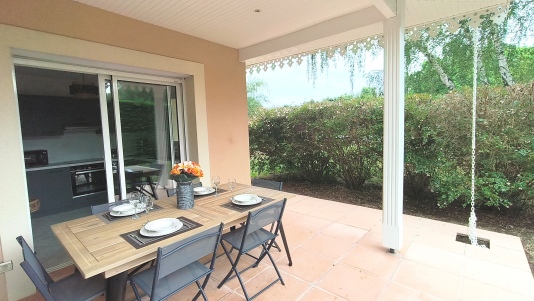 Terrasse couverte accès cuisine et salon