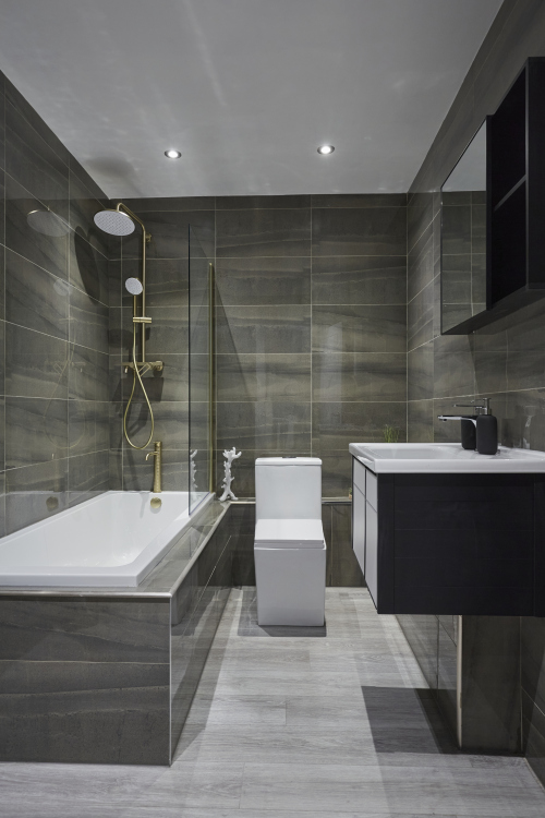 A tidy, well-equipped bathroom to start and end your day comfortably.