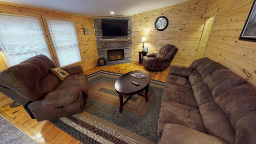  Spacious living room great for relaxing after a day of adventures & exploring!