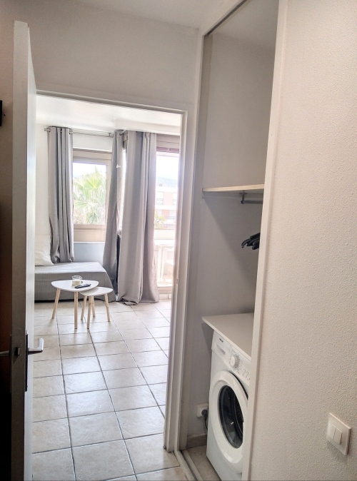 entrée avec machine à laver et petits rangements