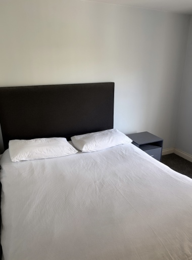 Kind size bed - Bedroom 