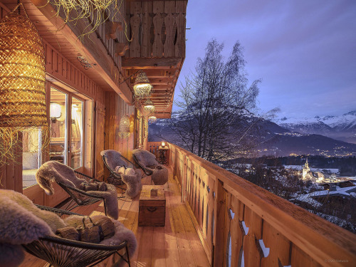 Rez-de-chaussée, extérieur - Prolongez vos soirées sur le balcon en admirant la vallée de l’Arve.