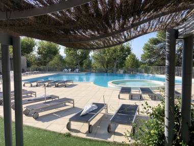 À l'ombre au bord de la piscine