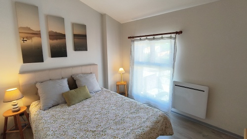 chambre indépendante à l'étage lit en 140