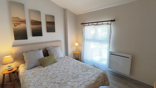 chambre indépendante à l'étage lit en 140