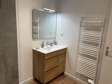 salle de bain entièrement équipée