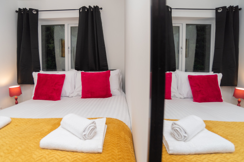 King bed that can be split into two twin beds — offering flexible sleeping arrangements to suit your group’s needs.